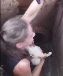 video:-em-meio-a-chuva,-voluntarios-levam-tres-dias-para-resgatar-filhotes-de-cachorro-de-bueiro-em-ro