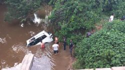 video-mostra-carro-de-medica-sendo-retirado-do-fundo-do-rio-em-ro:-cinco-da-mesma-familia-morreram