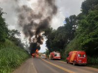 video:-carreta-pega-fogo-e-carga-de-soja-e-destruida-na-br-364-em-rondonia